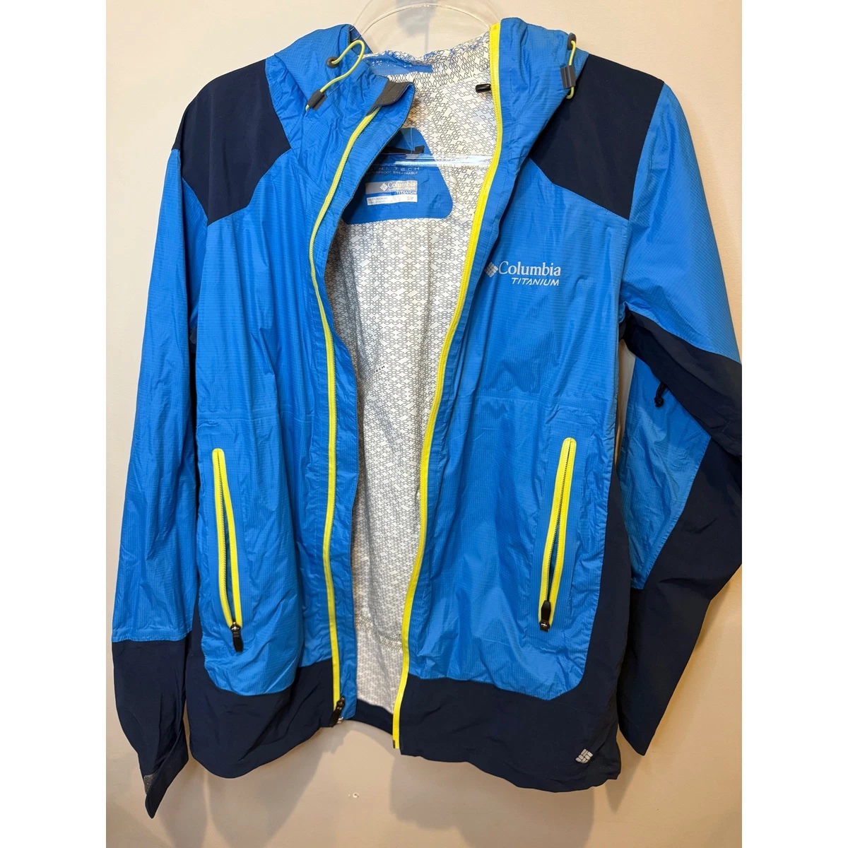 25+ Columbia Omni-Tech Coats & Jackets for Men for sale | Updated
