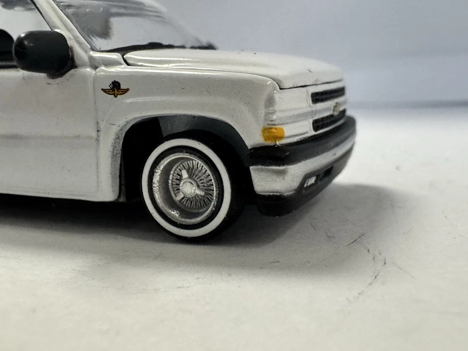 Camioneta Johnny Lightning Chevy Silverado suelta personalizada intercambio de ruedas Lowrider Foto 2 de 4