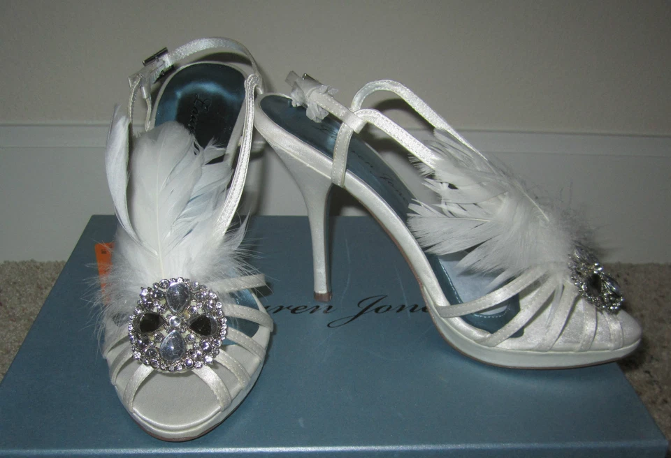 $348 LAUREN JONES KIKI 白色羽毛水晶新娘道具凉鞋 7 — 第 2/4 张图片