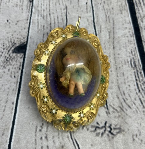 Vintage Liddle Kiddles Schmuck Puppe 3er Set Glück Medaillon Lou Blume Anstecknadel Brosche - Bild 2 von 17