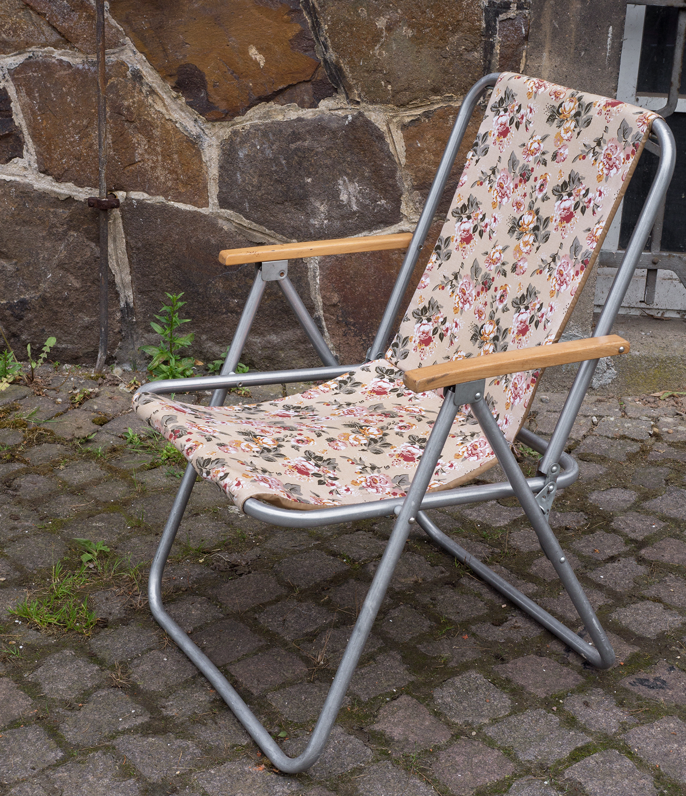 4 St. Alu Gartenstühle mit geblumten Bezugsstoff, 70er DDR Campingstühle 70er Bezugsstoff, Jahre 537d3e 4 St. Alu Gartenstühle mit geblumten Bezugsstoff, 70er DDR Campingstühle 70er Bezugsstoff, Jahre 537d3e
