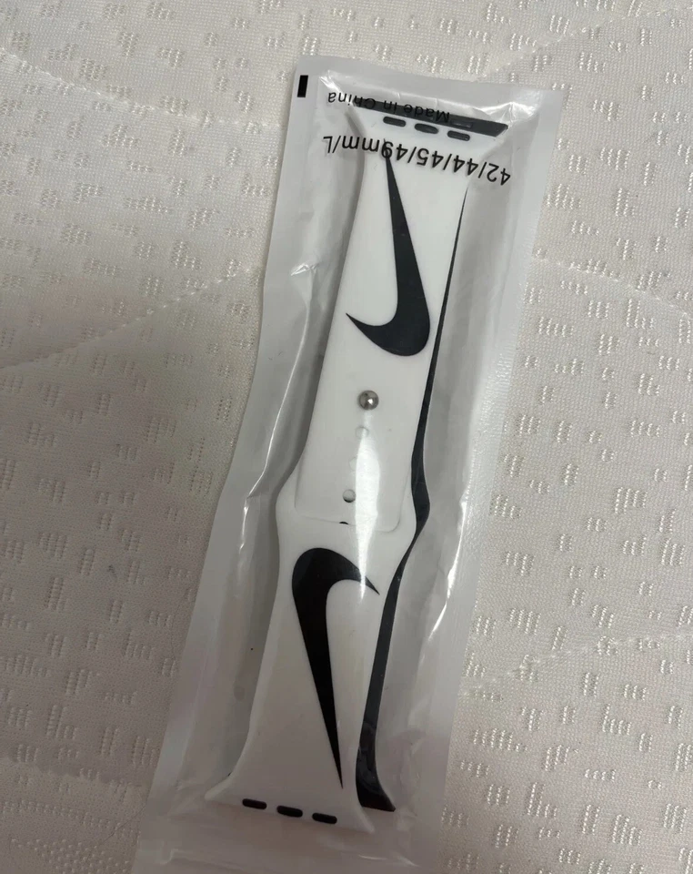 Nike Swoosh Apple Watch Band BLACK 42/44/45/49mm 1,2,3,4,5,6,7,8,9,10,SE,Ultra - Image 4 of 4