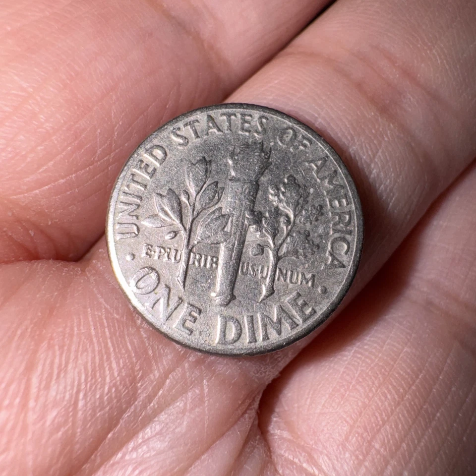 Монета номиналом 10 центов 1974 с изображением Рузвельта без знака монетного двора «W» НЕ В ХОРОШЕМ СОСТОЯНИИ - Изображение 4 из 4