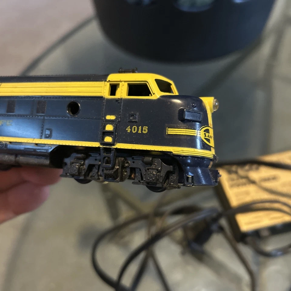 Tyco Train power pack Model No.899V, And Santa Fe Locomotive Lot - Image 3 of 4