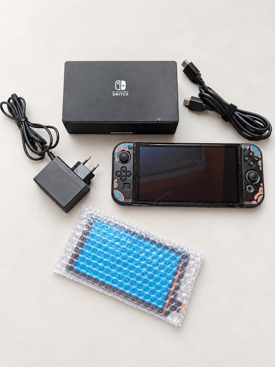Nintendo Switch OLED HEG-001 64 Go + étui dock avec écran de remplacement | rayures