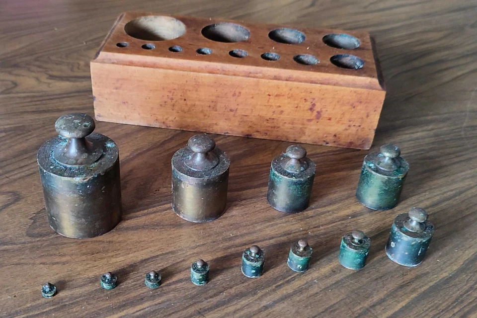 Ancienne boîte complète de 12 poids laiton allant de 1 à 500 grammes - Photo 3/4