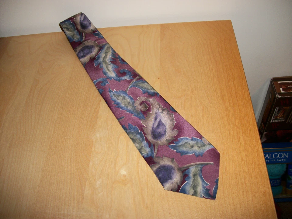 Bill Blass Purple, Blue Leaves Men's Silk Neck Tie 56.5" Long x 3.75" Wide D067 - Image 2 of 4