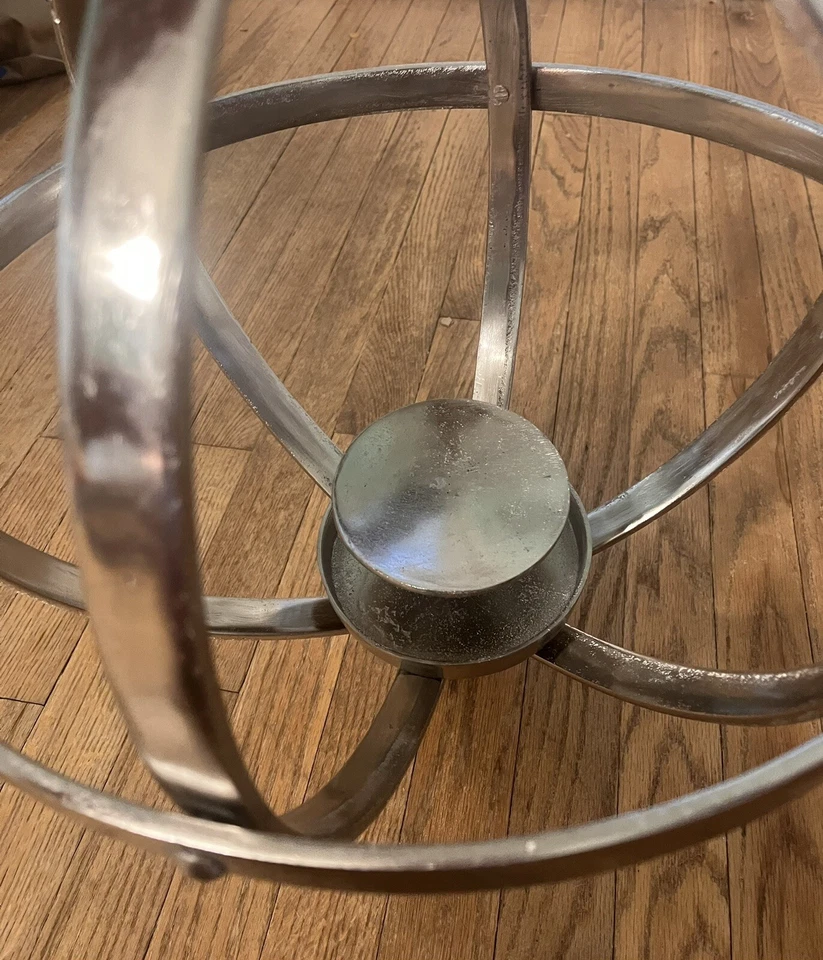 Candelabro Imax Tabia con diseño estilo jaula alrededor de un pilar plateado Foto 4 de 4