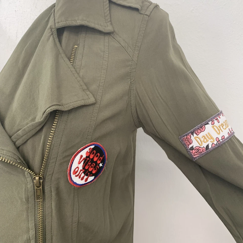 Женская военная куртка Xhilaration XS оливково-зеленая с вышивкой нашивки карманы на молнии - Изображение 4 из 4