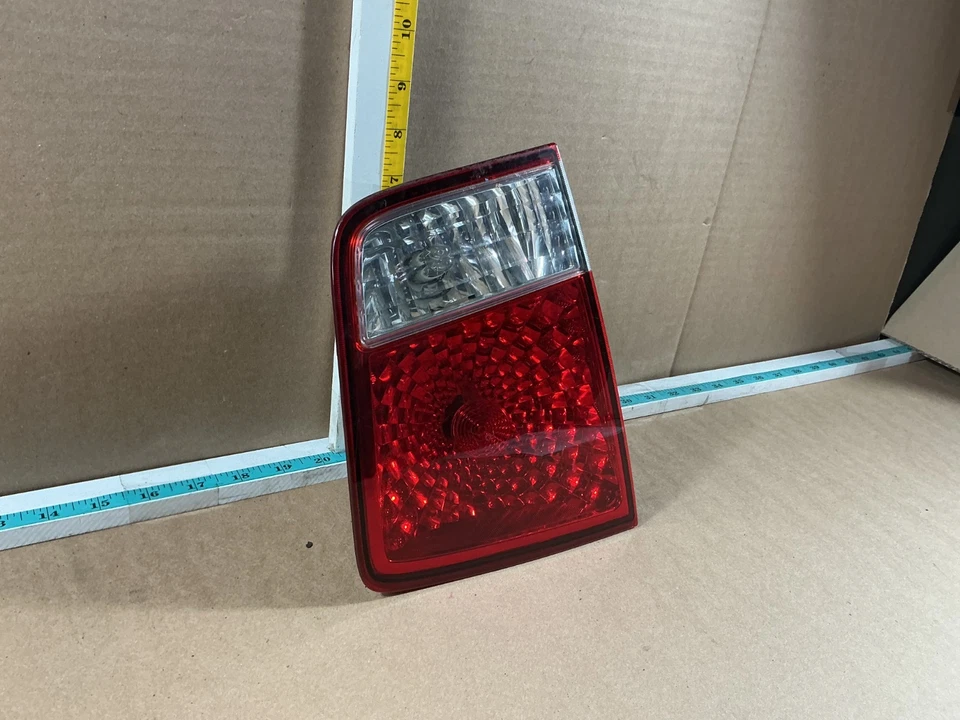 Luz trasera izquierda montada en la tapa del lado del conductor Kia Borrego 2009-2011 Foto 3 de 4