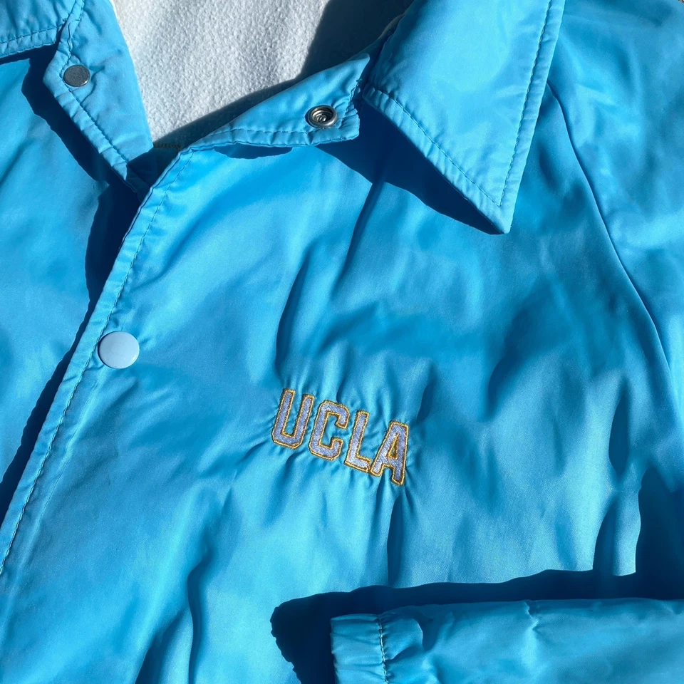 Chaqueta De Colección Años 70 80 UCLA Entrenadores Azul Bebé Mediana Hecha en EE. UU. Bordada Foto 4 de 4