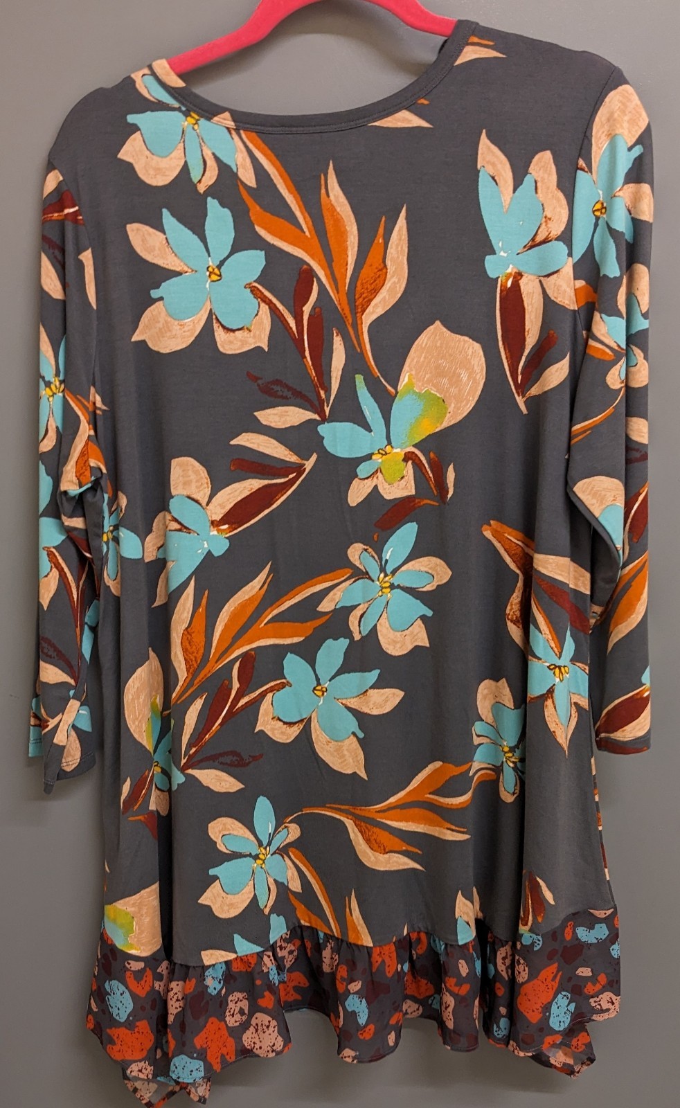 Women's 1X Top LOGO Lori Goldstein Ruffle Rayon Gray Floral Stretch Flowy Casual