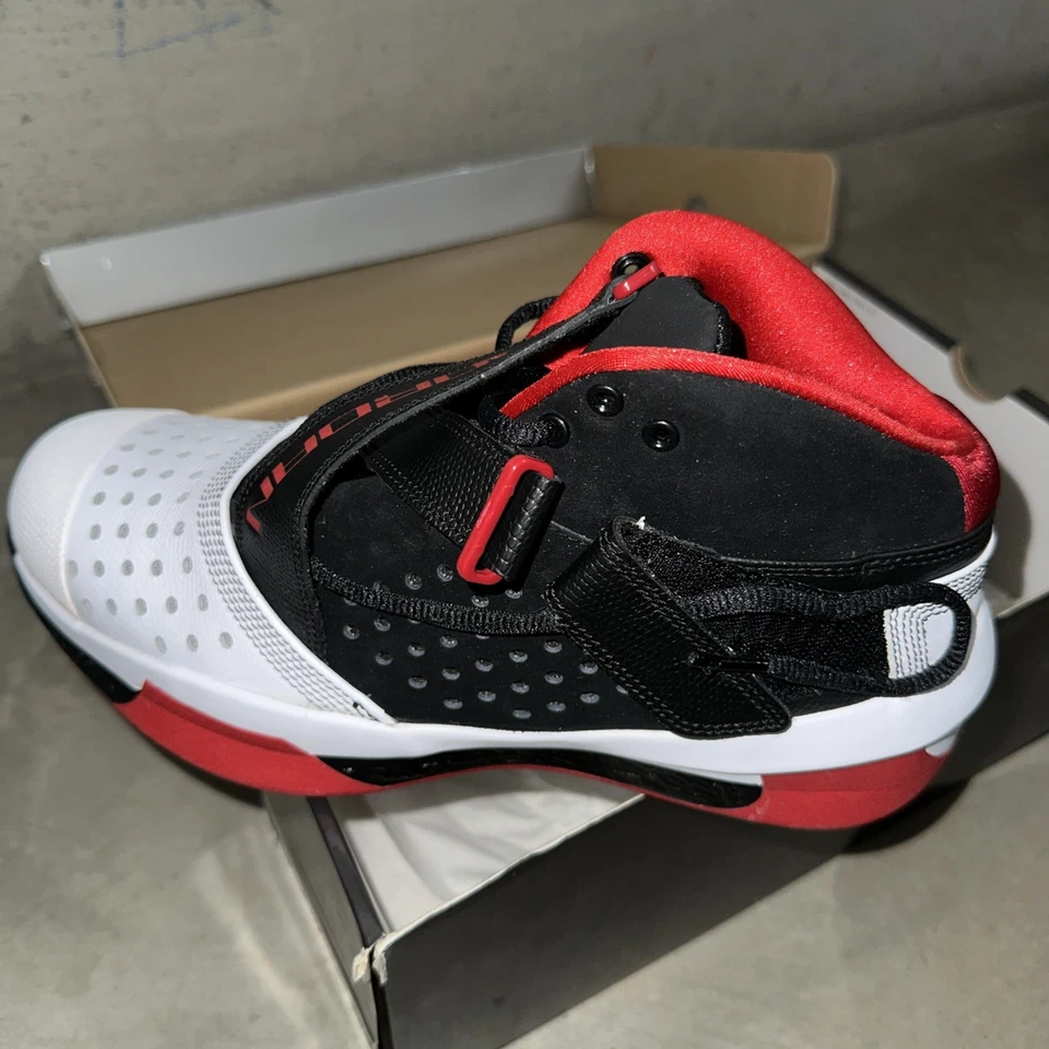 Talla 9.5 - Air Jordan 2010 Exterior Blanco Rojo Negro Hombres Zapatos de Baloncesto Nuevos en Caja Foto 3 de 4