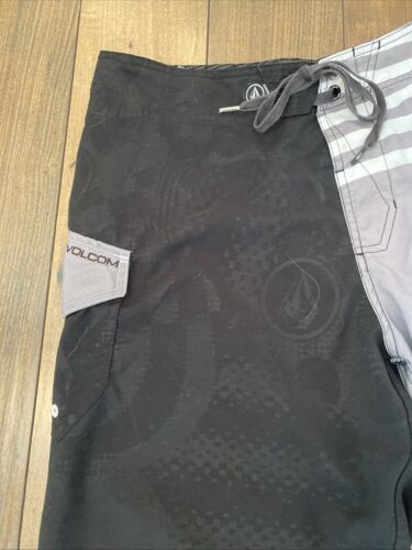 VOLCOM Pure FUNction Men’s Size 34/Black Gray And White Board Shorts  - Picture 4 of 18