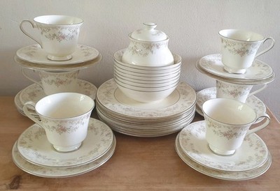 Vintage Royal Doulton Diana Muster Teeservice aus der Romance Collection.