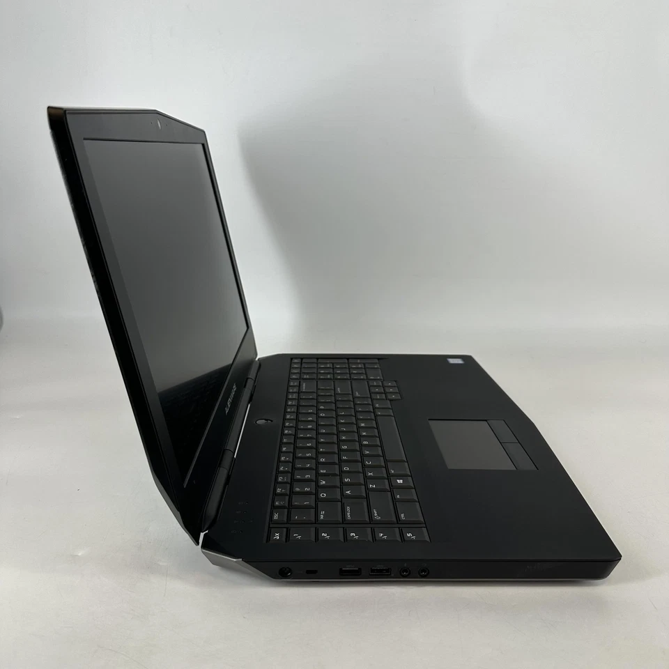 Dell Alienware 17 R3 4K i7-6820HK 8GB 1TB SSD/1TB HDD GTX 980M- MINOR GREEN TINT - Image 3 of 4