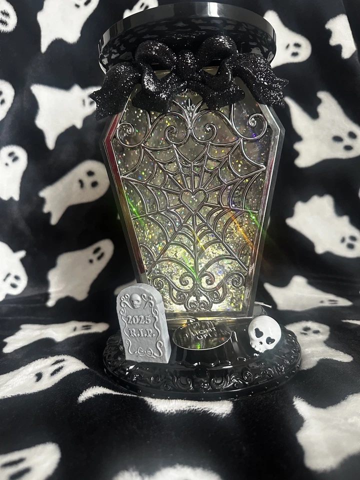 Candelabro de 3 mechas Bath & Body Works 2025 ataúd iluminado globo de agua Foto 3 de 3