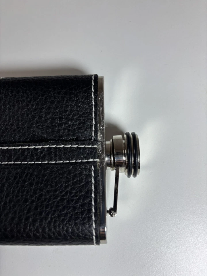 Envoltura de cuero GEOFFREY BEENE 8 OZ. Frasco de cadera de acero inoxidable con diseño de puntada Foto 4 de 4