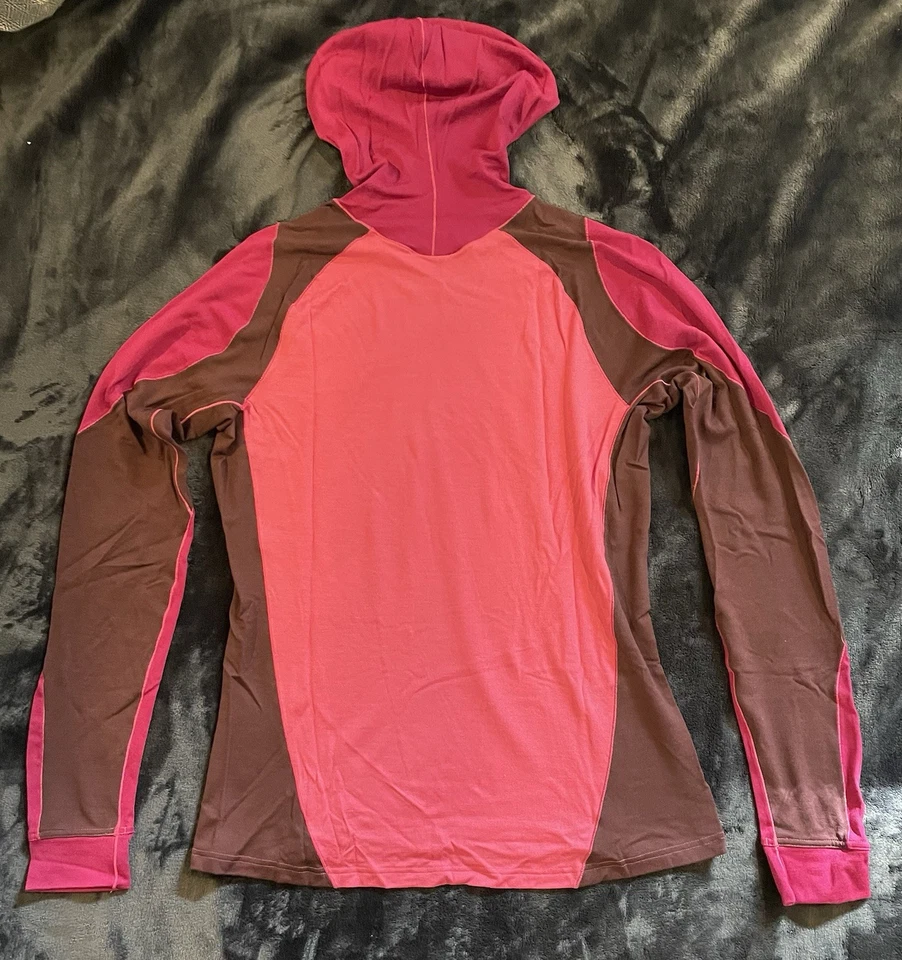 Pullover grande con capucha Patagonia para mujer - bloque de color rosa Foto 2 de 3