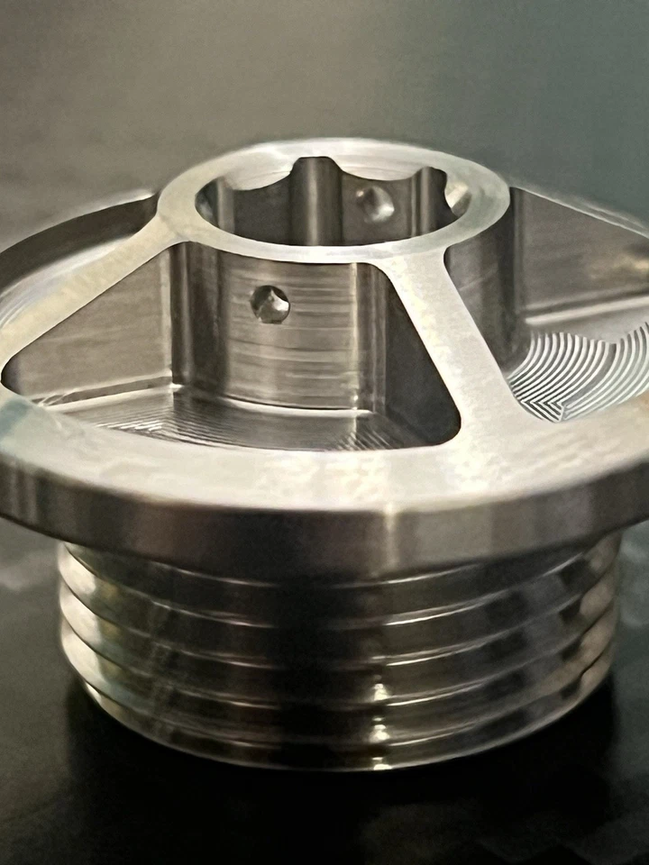 Титановая крышка маслозаливной горловины Suzuki GSXR - Изображение 2 из 4