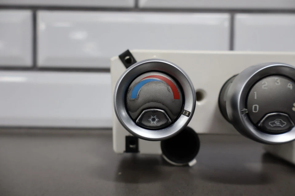 Chevy SSR 2003-2006 control de temperatura manual Foto 2 de 4