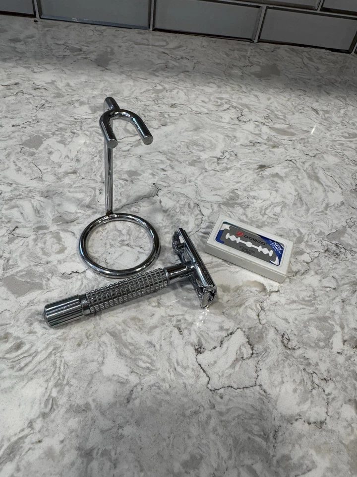 Maquinilla de afeitar clásica de seguridad cromada y soporte con hoja Foto 2 de 4