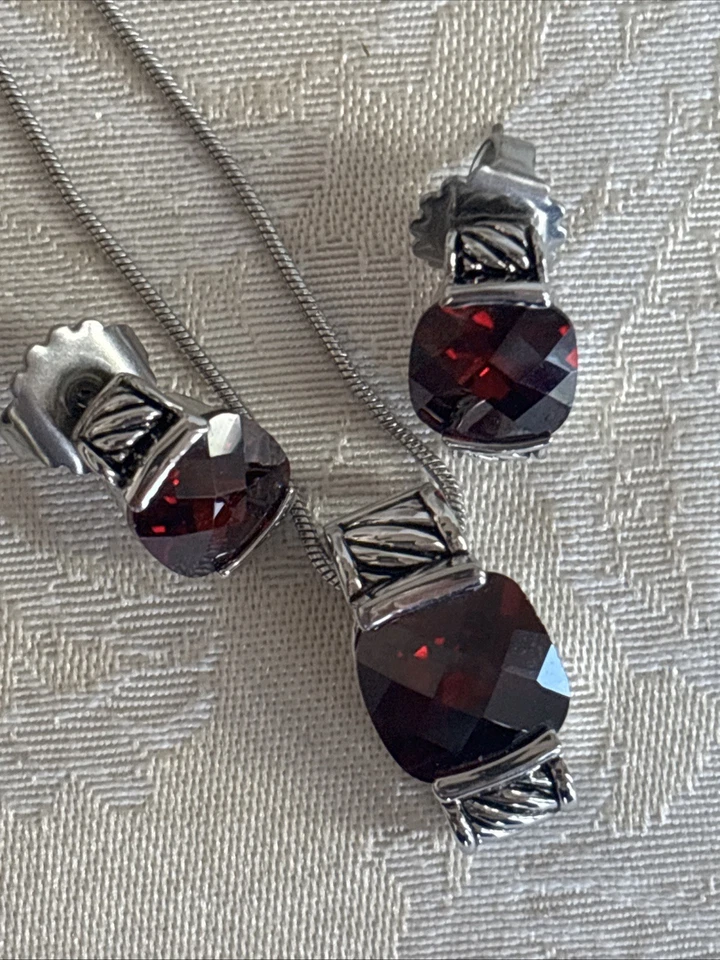 Pendientes Collar Lia Sophia Lisa Rojo Corte Cojín Circonita Tono Plata Súper Raro Usado en Excelente Condición Foto 3 de 4