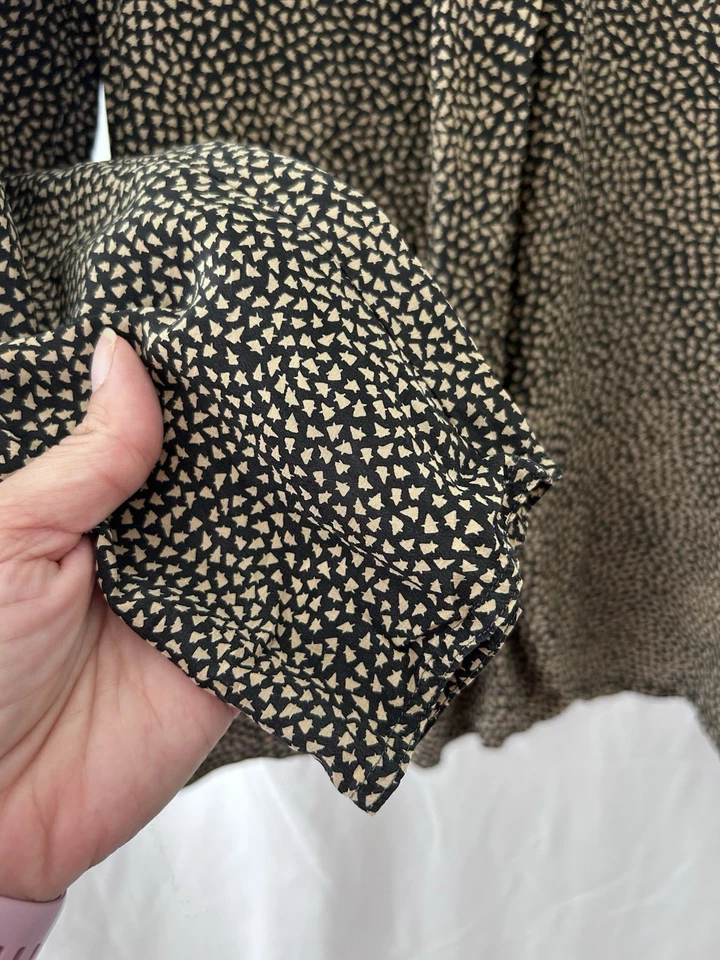 Blusa cuello alto de seda negra y tostada Neiman Marcus Foto 3 de 4