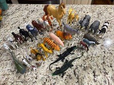 31 Pcs Large Lot of plastic Vintage Horses Various Animals. Horses,giraffes,dogs