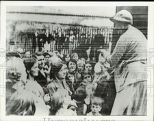 1939 Press Photo Woman Government official explains London's preparedness plan