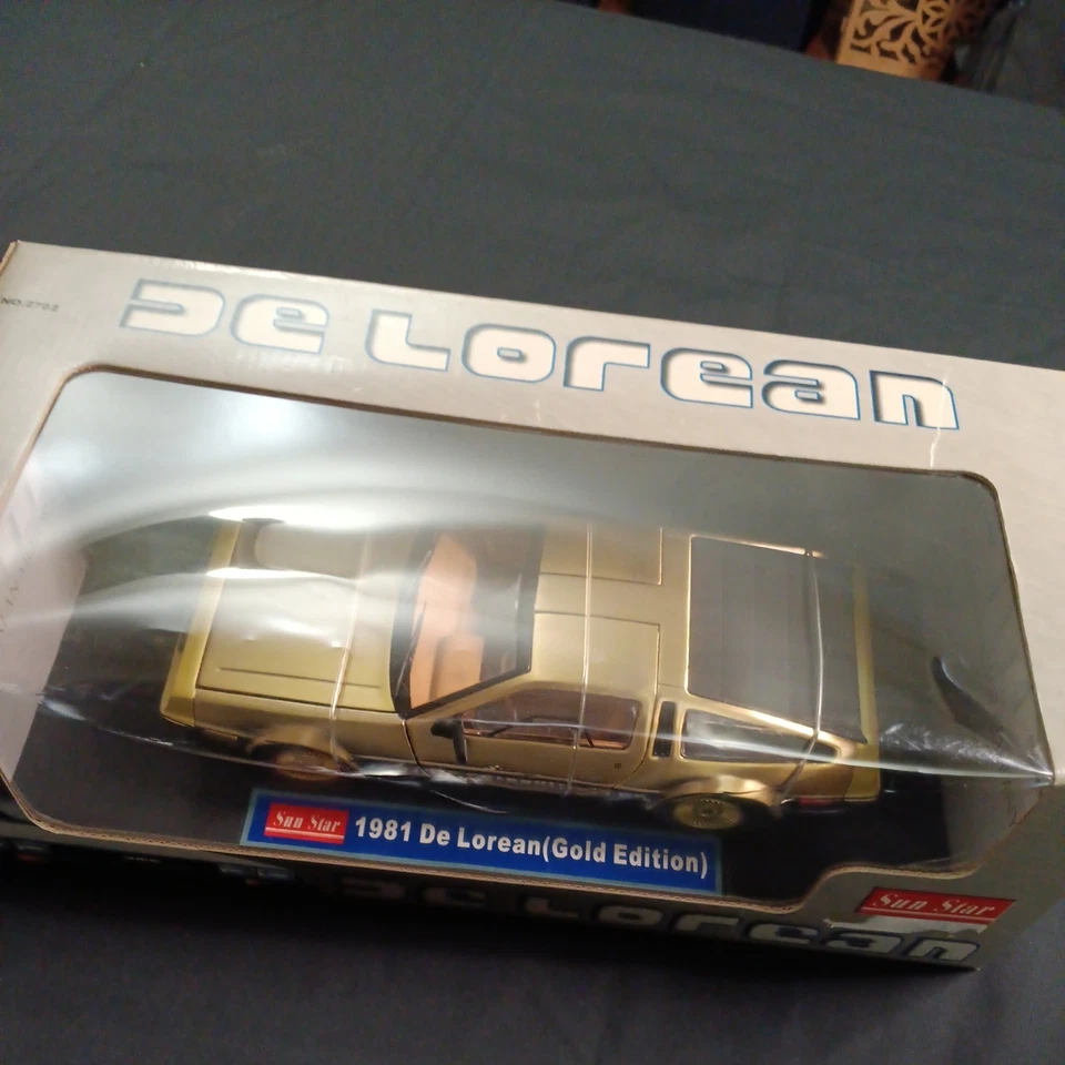 Gold 1981 De Lorean (Gold Edition) Sun Star Die Cast 1/18 # 2702 - Image 4 of 4