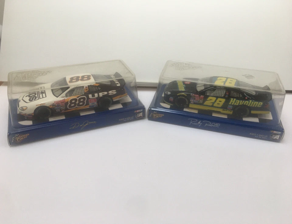 Lote de 2 vitrinas diecast Nascar Winner's Circle #88 UPS y #28 Havoline 1:24 Foto 3 de 4