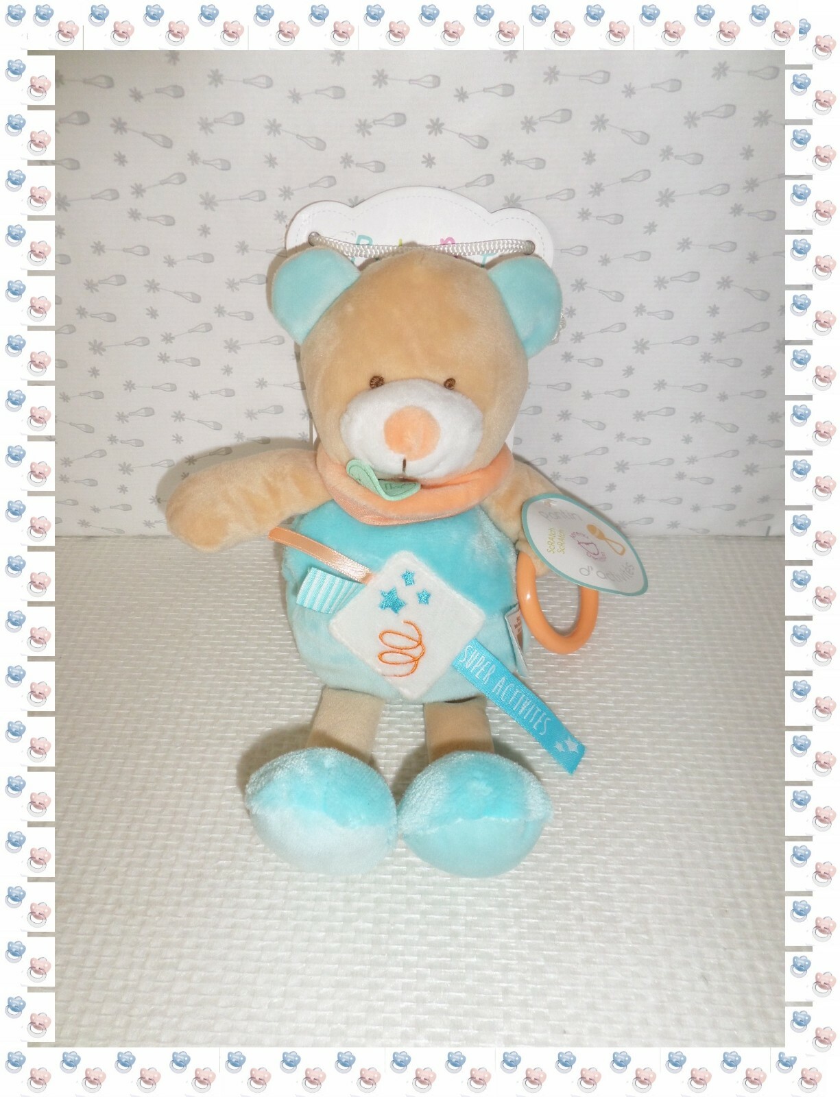 Doudou ours Baby Nat beige bleu pour apaiser les nuits et les siestes de bébé en poussette