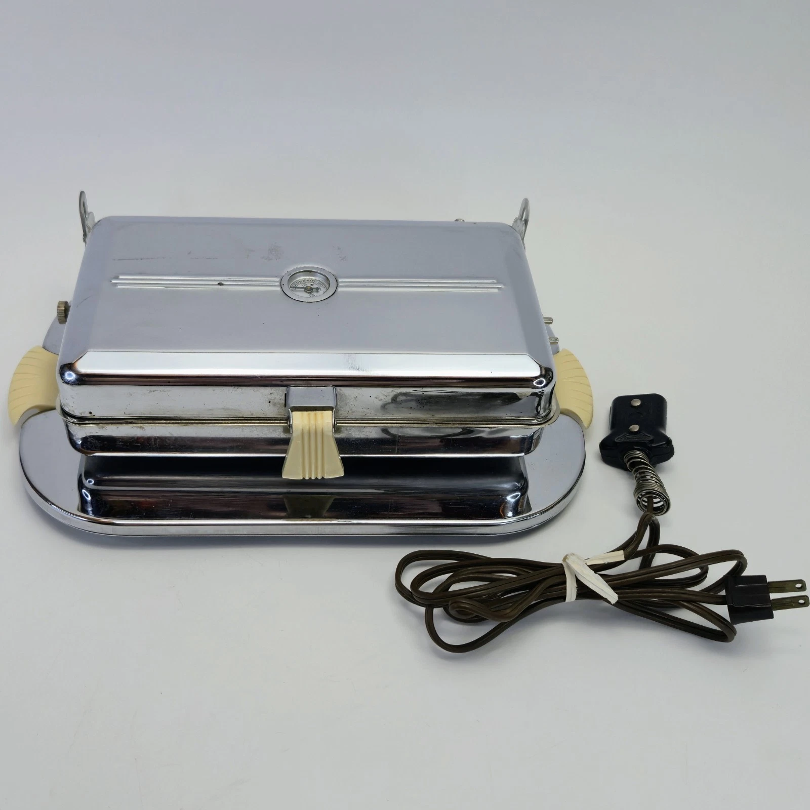 Vintage 1950s Chrome Electric Panini Grill 600W Mid Century Ivory Handles WORKS!
Opens in a new wind