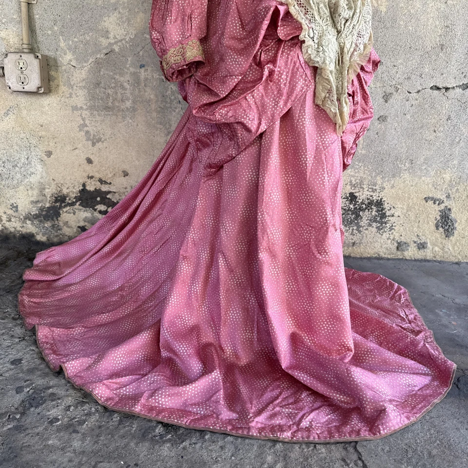 Antiguo Vestido Victoriano Rosa Estampado de Lunares de Seda Vestido Lateral Encaje Años 1880 De Colección Foto 4 de 4