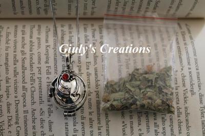 Beaux Bijoux - Collana con ciondolo ispirato a Elena Gilbert Vervain, con ciondolo in cristallo antico e ciondolo in confezione regalo
