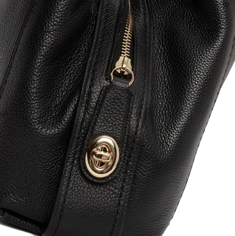 Coach Handbag EXCELLENT CONDITION Edie 31 Leather Shoulder Bag Black