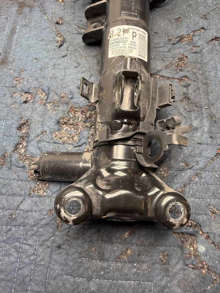 Mercedes-Benz CLS63 W218 Front Right Side Shock Absorber Strut 2012 - 2018 OEM - Image 2 of 4