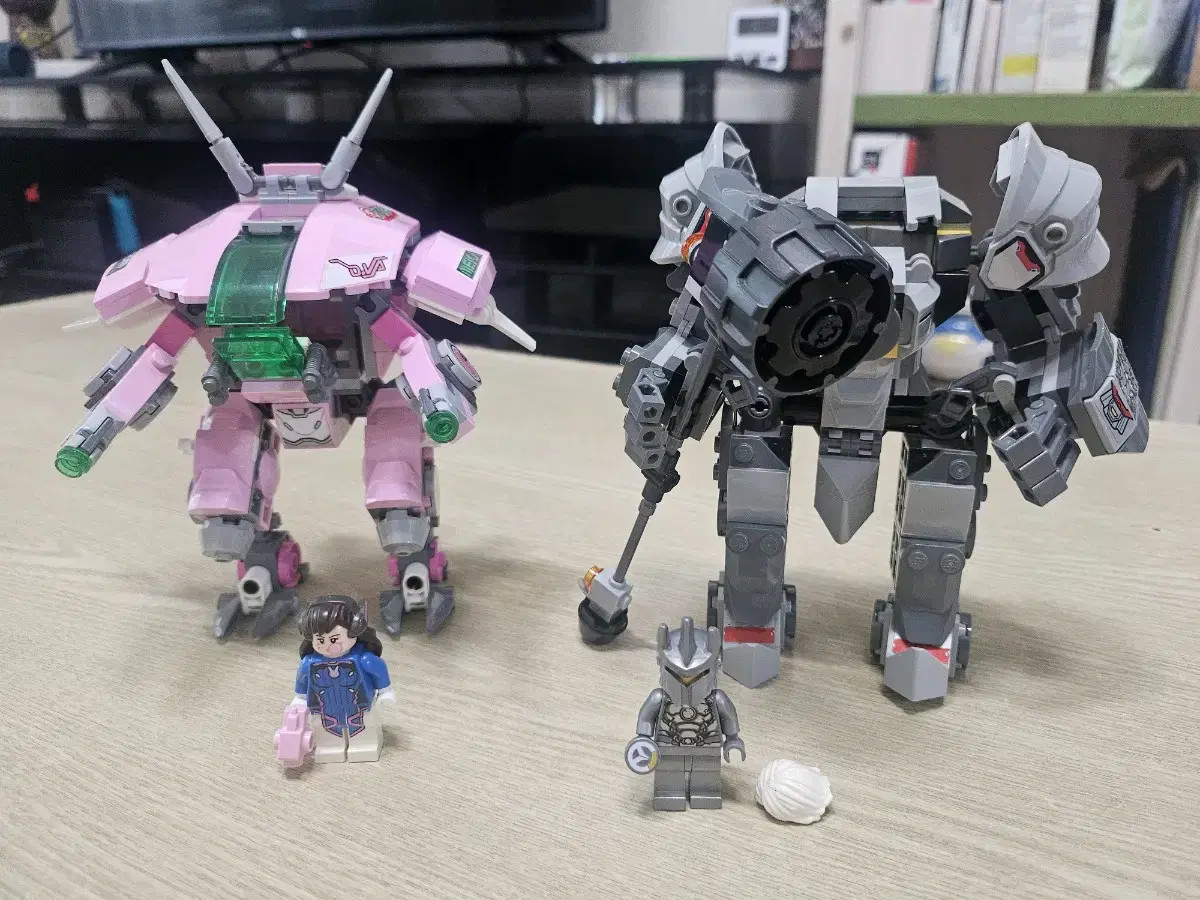 Leo Fixtures Overwatch Reinhardt Diva 75973