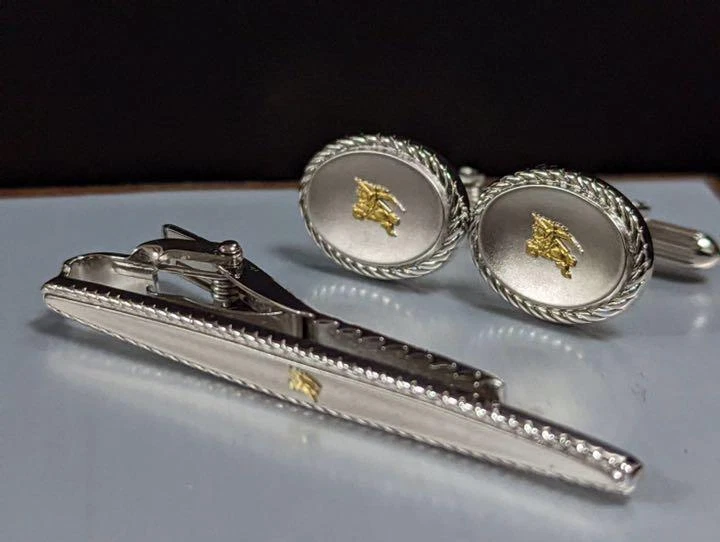 Silver tie bar and cufflink set with logo