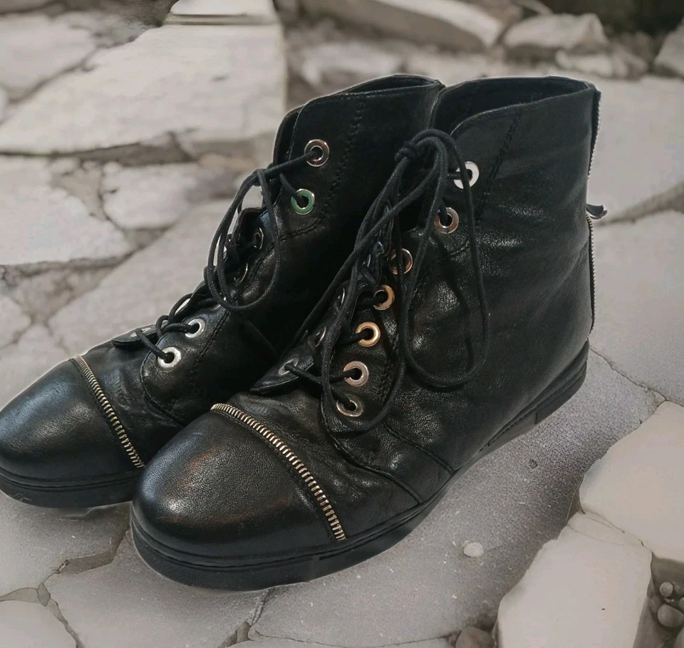 STUART WEITZMAN Women's ZIPIT Black Leather Ankle Booties Zipper Accents Sz 9.5