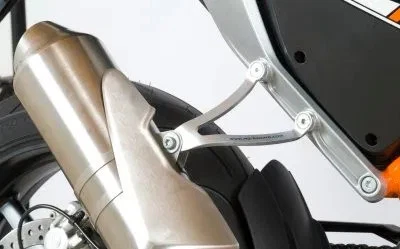 STAFFA SUPPORTO SCARICO R&G PER KTM 690 DUKE R 2013 > 2018 ARGENTO SINGOLO Foto 2 de 3