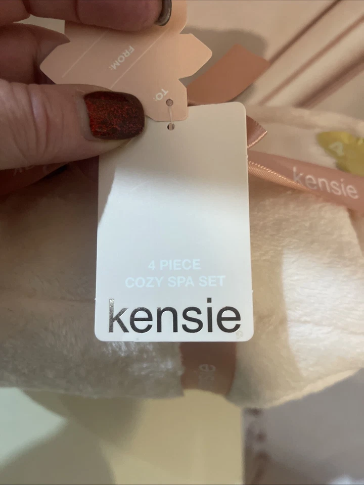 全新带标签 Kensie 粉色 4 件套舒适水疗套装 - 2 双袜子头包装化妆品盒 — 第 2/4 张图片