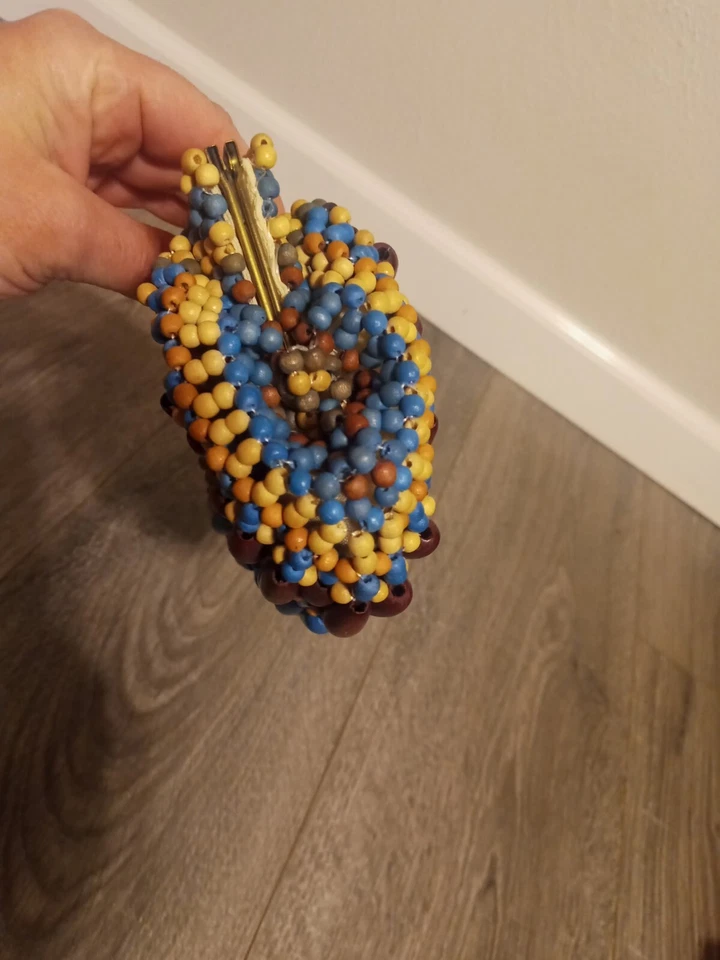 Bolsa de mão Kate Landry com contas de madeira feita nas Filipinas multicolorida - Imagem 4 de 4