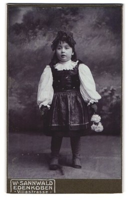 Fotografie W. Sannwald, Edenkoben, kleines Mädchen im Trachtekleid mit Blumen i 
