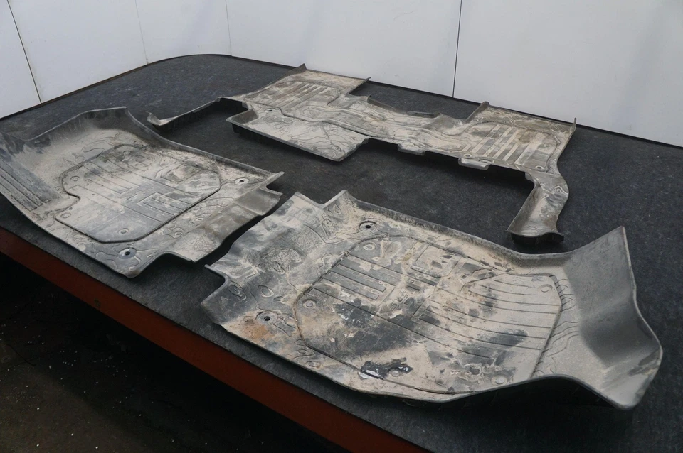 Set 3 Interior Floor Mat OEM 86800532 Gmc Hummer Ev 2024 - Image 3 of 4