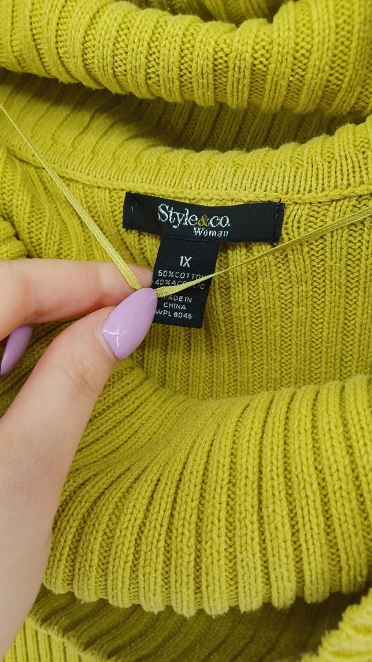 Suéter pulôver feminino STYLE & CO malha tamanho 1X amarelo manga sino gola alta. - Imagem 3 de 4