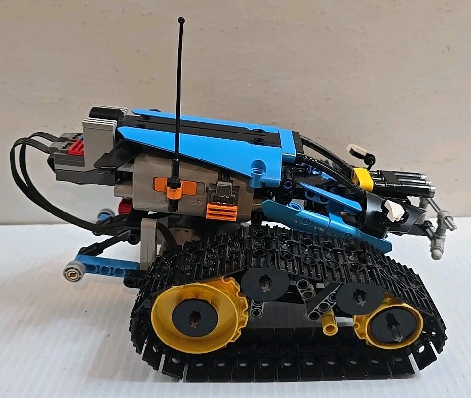 LEGO TECHNIC Remote-Controlled Stunt Racer 42095 Complete W/ Box & Instructions - Image 3 of 4