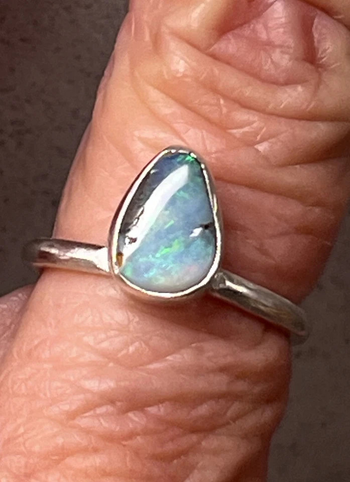 Anillo artesanal australiano de roca azul ópalo, verde flash, esterlina, talla 7, 2,8 gr. Foto 2 de 4