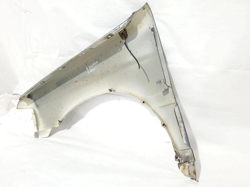 Guardabarros delantero derecho tiene pequeños daños OEM 1991 1992 camioneta Isuzu Foto 4 de 4